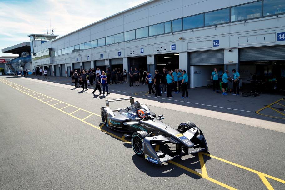 Ecco le prime immagini della Jaguar I-Type durante i test preliminari al Circuito di Donington in vista della prossima stagione di Formula E. I prossimi test saranno dal 5 al 7 settembre 2016, alla vigilia della presentazione del team l’8 settembre